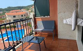 Apartamento con vistas al mar, piscina y parking